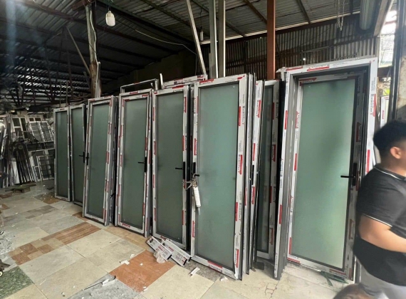 Cửa Nhôm Kính Cũ Bán Được Bao Nhiêu? Những Yếu Tố Quyết Định Giá